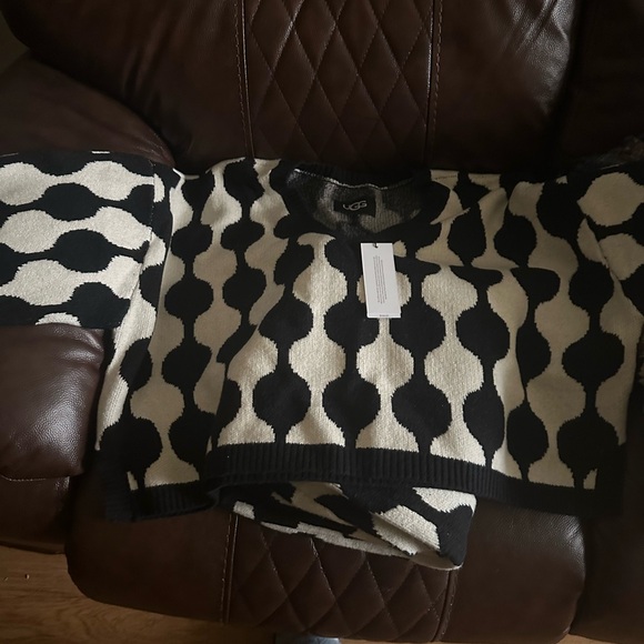 UGG Black and Cream Patterned Throw - Picture 4 of 4